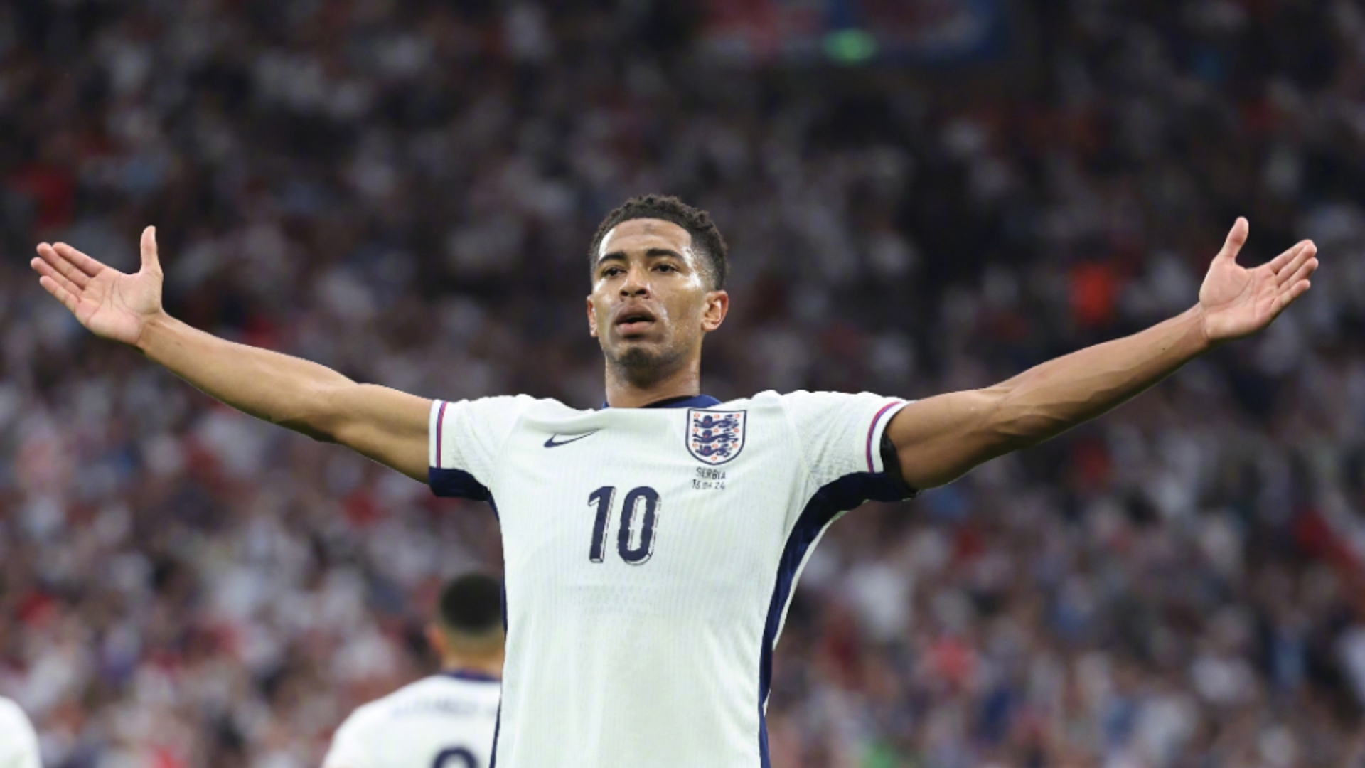 维持原判！布朗突破肘倒翟晓川后者阻挡 许利民交涉挑战也是失败（判罚维持！布朗突破肘击致翟晓川倒地判其阻挡，许利民挑战无果）