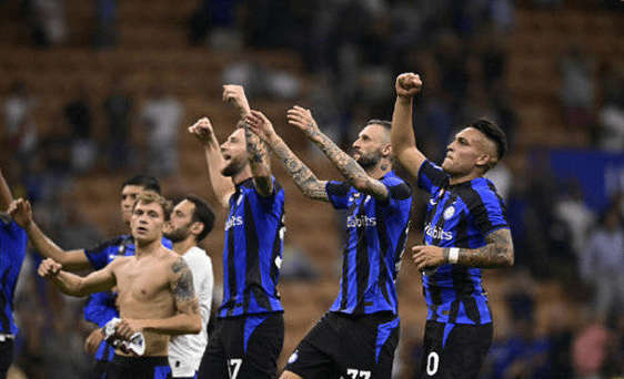 TA：勒沃库森的防守坚如磐石，曼城两侧防线存在巨大漏洞（TA：勒沃库森后防固如金汤，曼城两翼防线漏洞百出）