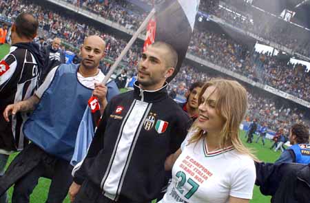 皇马电视台炮轰裁判：未给维尼点球简直是丑闻，太明目张胆了（皇马电视台怒批裁判：维尼修斯明显点球被漏判，简直就是丑闻）