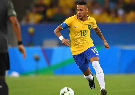 从手足无措到游刃有余，齐达内在公园学着踢毽子（齐达内公园踢毽子：从生疏到娴熟）