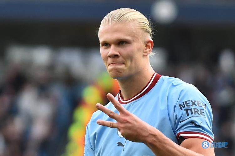 他在闹，他在笑，林加德与拉什福德通道内嬉戏（笑闹不断，林加德和拉什福德在通道内打趣嬉闹）