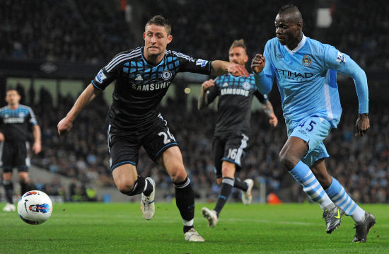 B费：留在曼联是因相信能在这赢得荣誉；和裁判摊手是沟通习惯（B费：留队曼联因坚信能在此赢得荣誉；向裁判摊手只是沟通方式）