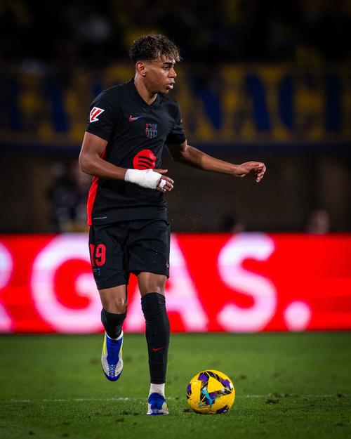 官方：多特与34岁第二门将亚历山大-迈尔续约至2027年（多特官宣：34岁替补门将亚历山大-迈尔续约，合同至2027年）