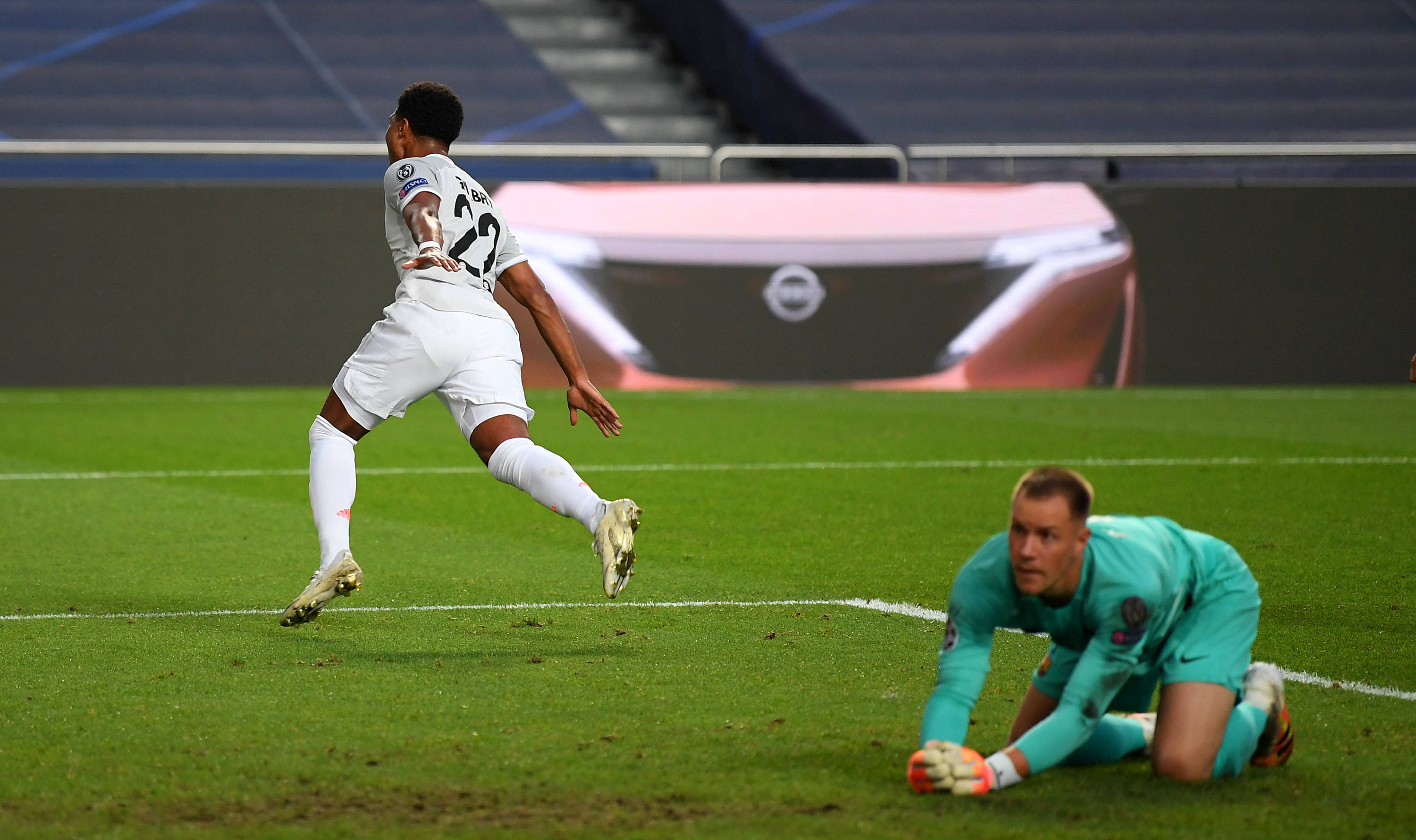 每体：莱万经纪人扎哈维与拉波尔塔以及弗里克在伦敦会面（每体：莱万经纪人扎哈维在伦敦与拉波尔塔、弗里克会晤）