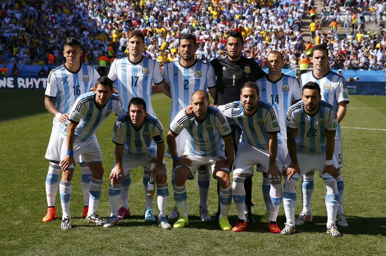 弗兰·加西亚两黄被罚下，阿隆索怒吼：别给我添乱！（弗兰·加西亚两黄变红遭逐，阿隆索怒吼：别再添乱！）