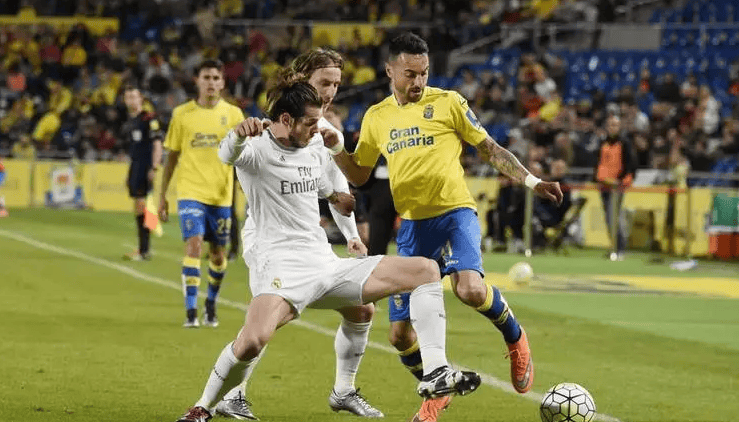 WAZ评沙尔克球员表现：两边翼卫灾难发挥，卡里乌斯超神（WAZ球员评分：沙尔克双翼卫灾难级失常，卡里乌斯神级发挥）